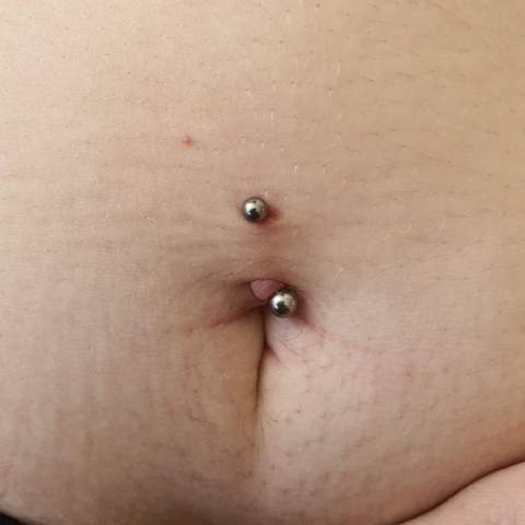 Bauchnabel Piercing hat eine beule?