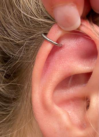 - (Entzündung, Piercing, helix piercing)